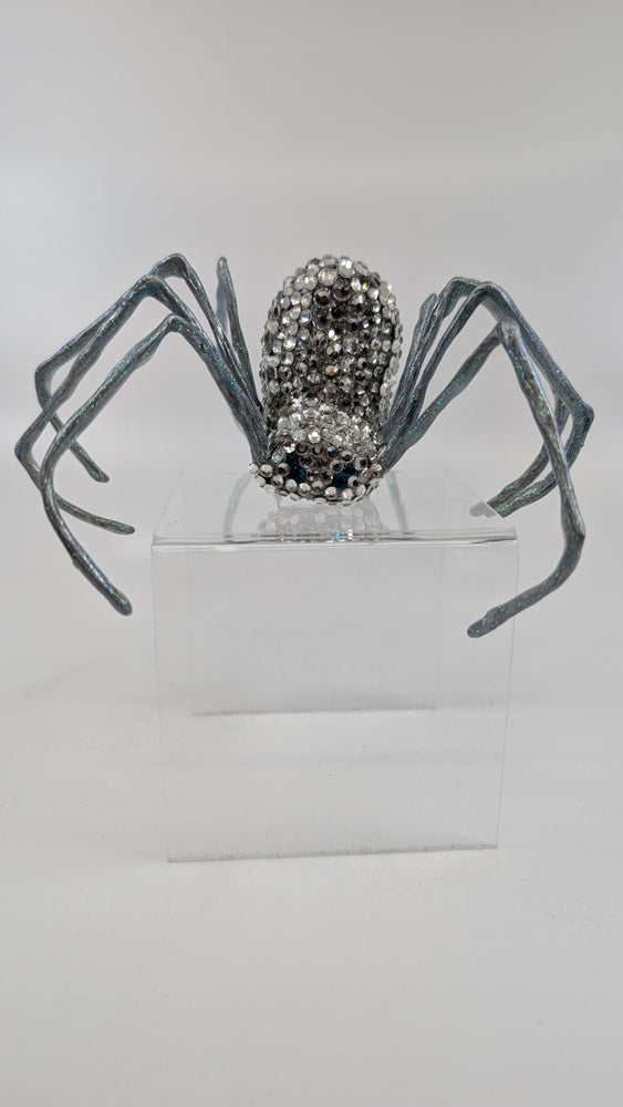 Spider in silver pin (Palm size)